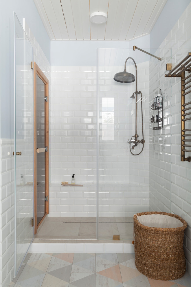 Стильный дизайн: ванная комната в современном стиле с душем в нише, белой плиткой, плиткой кабанчик, синими стенами и душевой кабиной - последний тренд