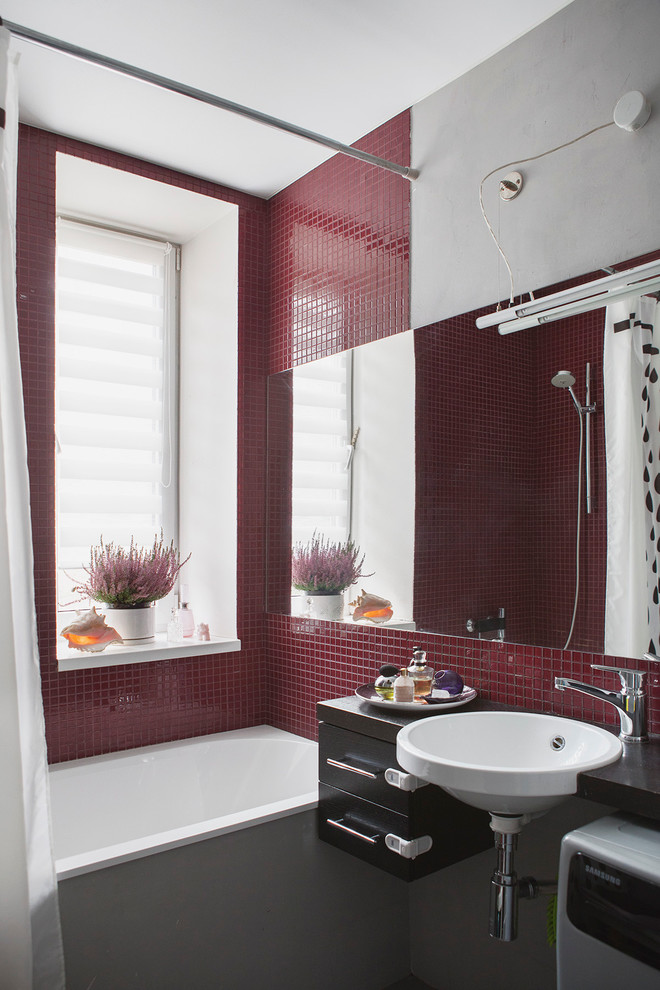 На фото: главная ванная комната в современном стиле с ванной в нише, душем над ванной, красной плиткой, плиткой мозаикой, серыми стенами, подвесной раковиной и шторкой для ванной с