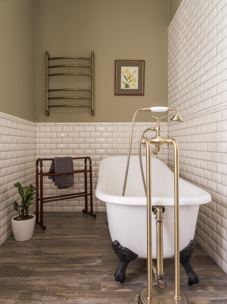 Diseño de cuarto de baño principal tradicional con bañera con patas, baldosas y/o azulejos blancos, baldosas y/o azulejos de cemento, paredes verdes y suelo marrón