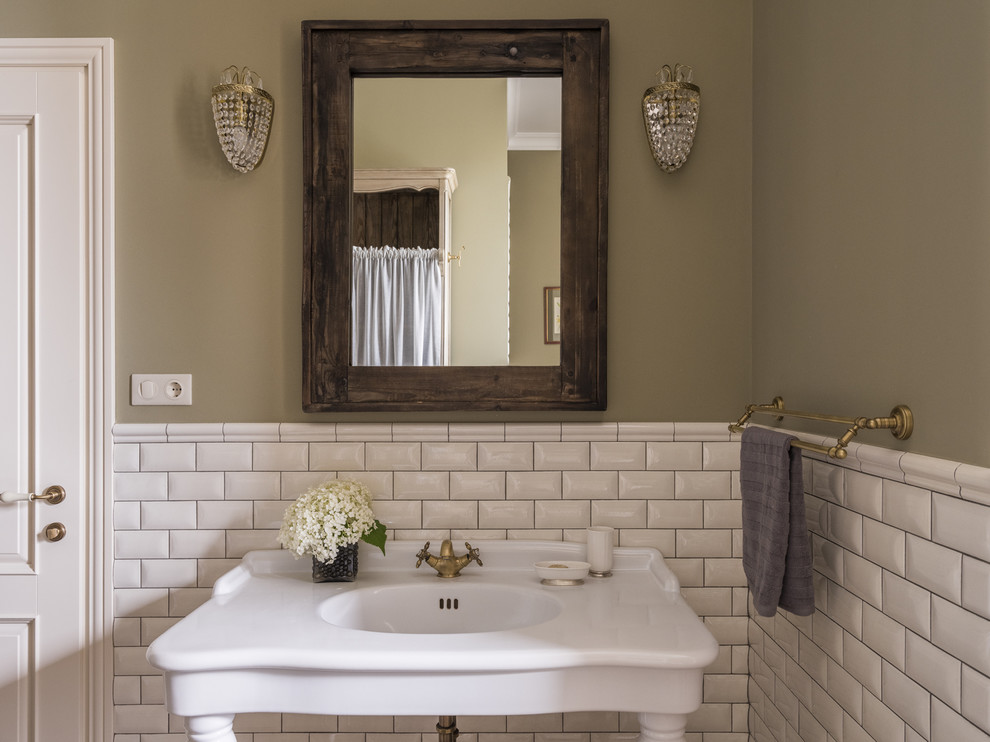 Ispirazione per una stanza da bagno padronale classica con piastrelle bianche, piastrelle diamantate e lavabo a consolle