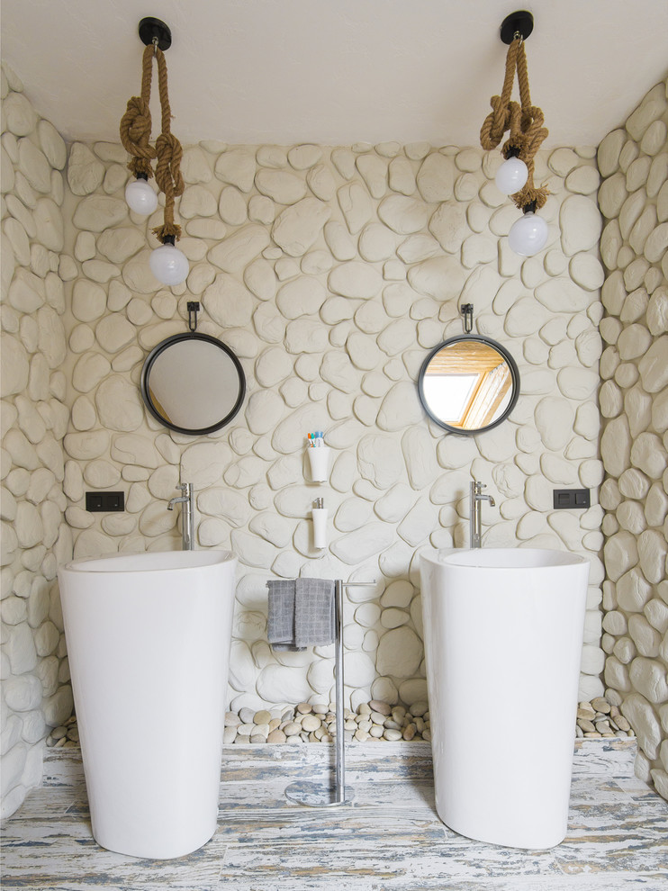 Maritimes Badezimmer mit beiger Wandfarbe, gebeiztem Holzboden und Sockelwaschbecken in Moskau
