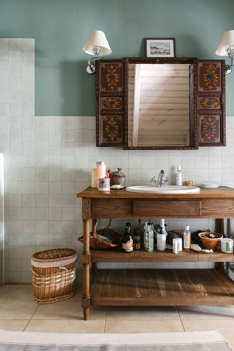 Стильный дизайн: ванная комната в стиле кантри с синими стенами, накладной раковиной и бежевым полом - последний тренд