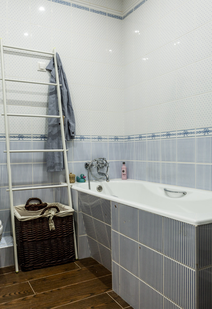 На фото: главная ванная комната в современном стиле с коричневым полом и фартуком