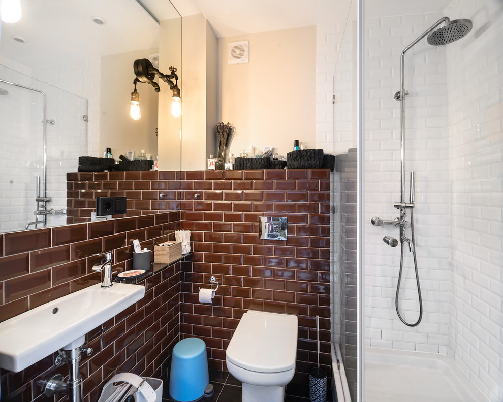 Свежая идея для дизайна: ванная комната в современном стиле с раздельным унитазом, белой плиткой, коричневой плиткой, плиткой кабанчик и подвесной раковиной - отличное фото интерьера