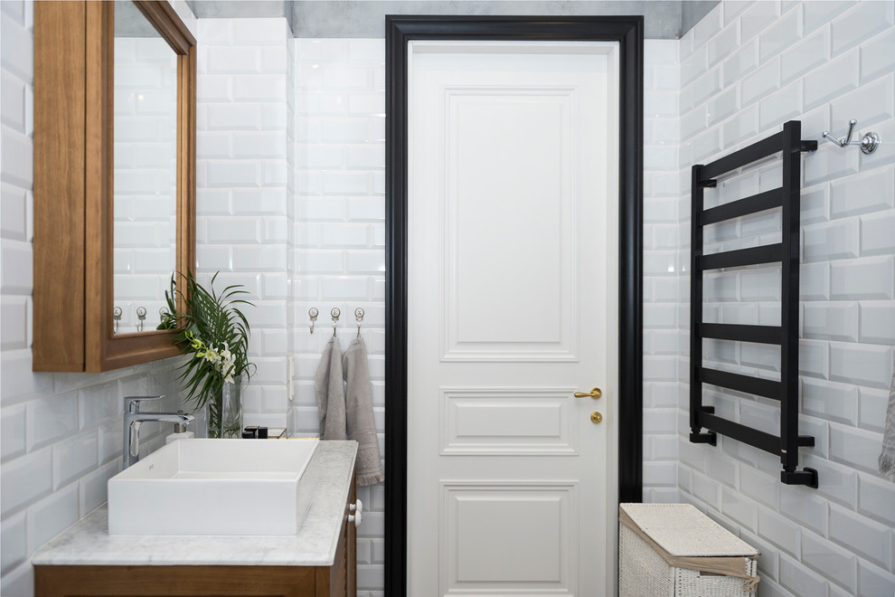Foto di una stanza da bagno minimal con lavabo a bacinella e top in marmo