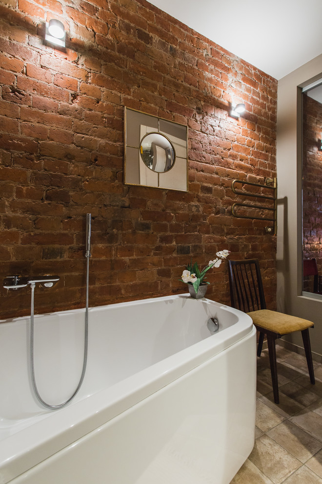 Idée de décoration pour une salle de bain urbaine avec une baignoire d'angle et un mur marron.