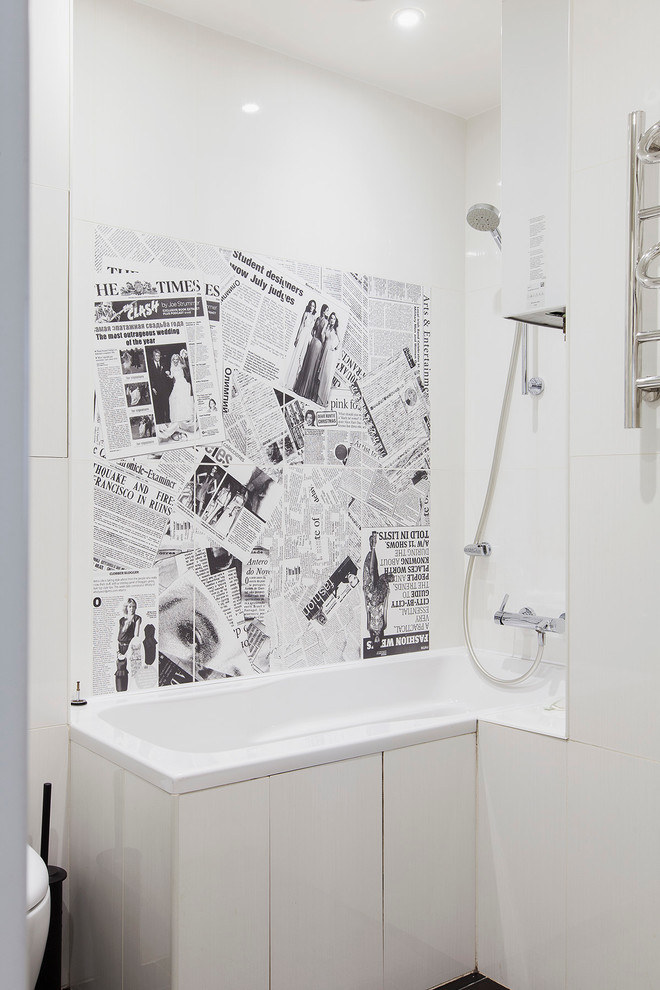 Ispirazione per una piccola stanza da bagno padronale design con vasca ad angolo, vasca/doccia, piastrelle bianche e pistrelle in bianco e nero