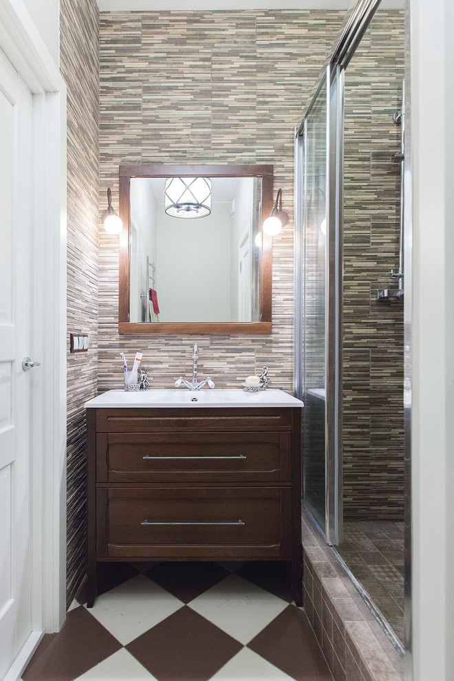 Пример оригинального дизайна: ванная комната в современном стиле с фасадами в стиле шейкер, темными деревянными фасадами, душем в нише, коричневой плиткой, удлиненной плиткой, душевой кабиной, монолитной раковиной и душем с раздвижными дверями