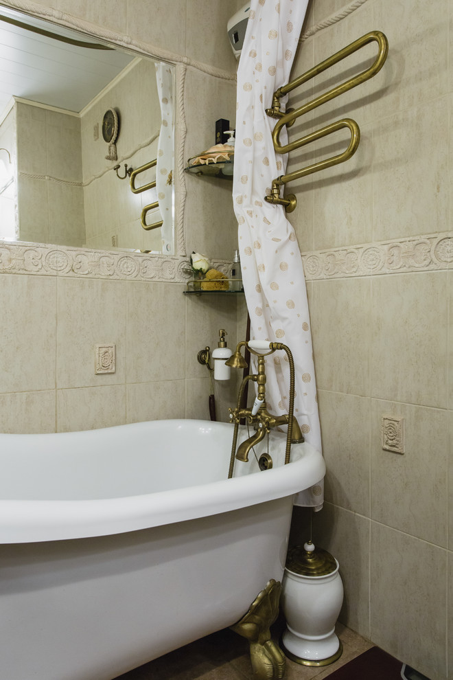 На фото: ванная комната в стиле шебби-шик с душем над ванной, бежевой плиткой и шторкой для ванной