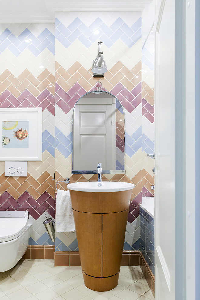 Foto på ett eklektiskt en-suite badrum, med skåp i mellenmörkt trä, ett badkar i en alkov, en dusch/badkar-kombination, en vägghängd toalettstol, beige kakel, blå kakel, brun kakel, rosa kakel, vit kakel, ett integrerad handfat och vitt golv