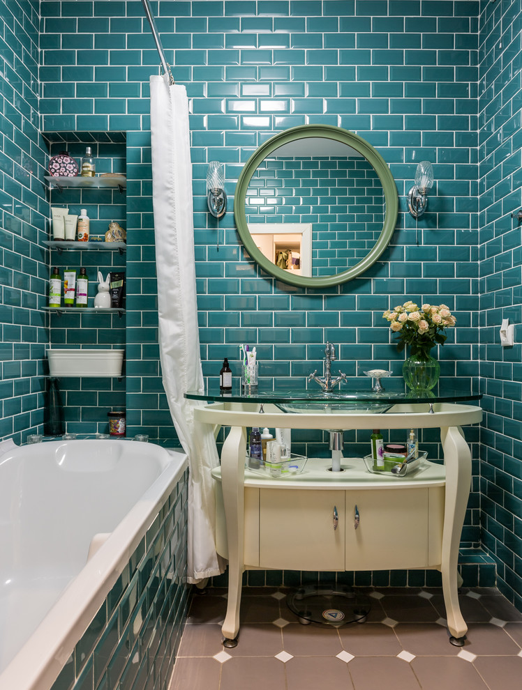 Inspiration för moderna en-suite badrum, med släta luckor, vita skåp, ett badkar i en alkov, tunnelbanekakel, ett integrerad handfat, brunt golv och dusch med duschdraperi