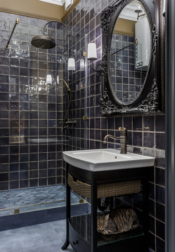 Свежая идея для дизайна: ванная комната в стиле неоклассика (современная классика) с плоскими фасадами, черными фасадами, черной плиткой, бежевыми стенами, полом из керамогранита, душевой кабиной, монолитной раковиной и серым полом - отличное фото интерьера