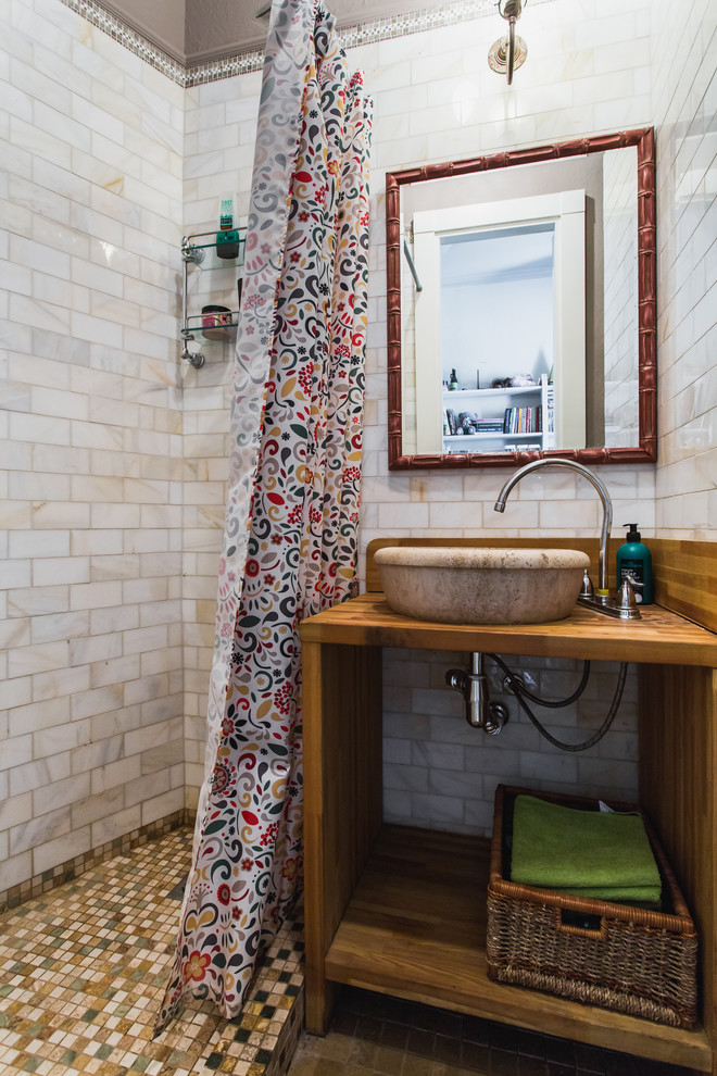 Eklektisches Duschbad mit offenen Schränken, weißen Fliesen, Aufsatzwaschbecken, Waschtisch aus Holz, offener Dusche und Duschvorhang-Duschabtrennung in Moskau
