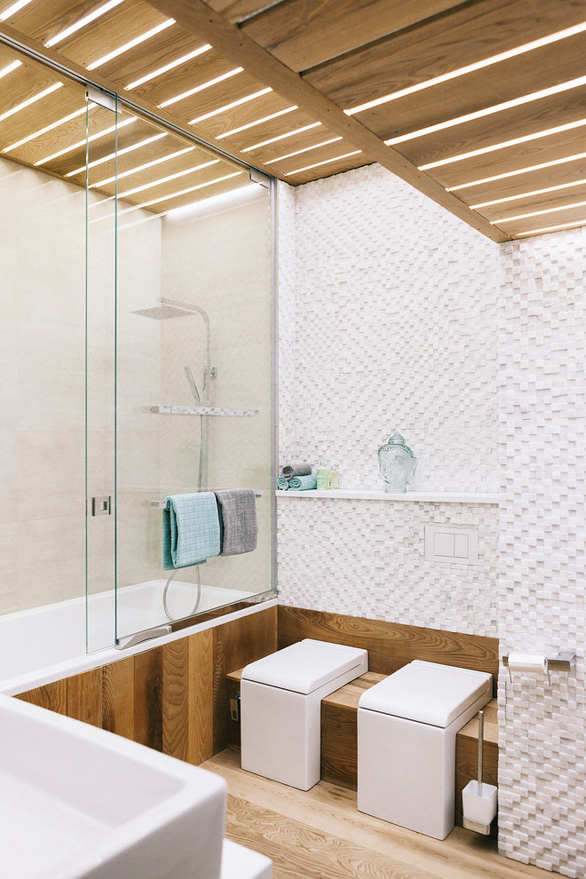 Стильный дизайн: главная ванная комната в современном стиле с ванной в нише, душем над ванной и раздельным унитазом - последний тренд