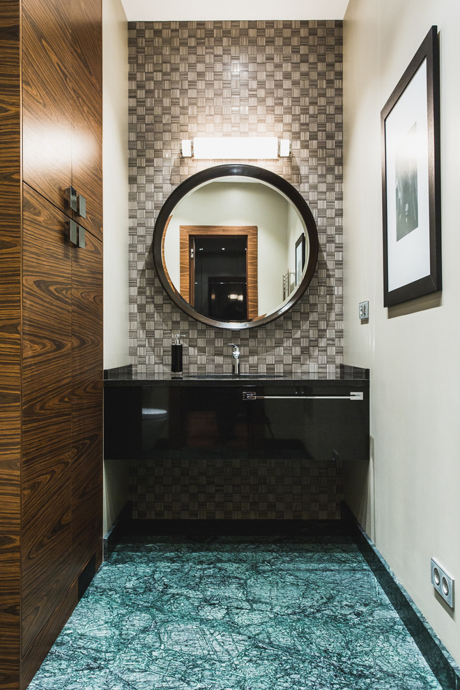 Идея дизайна: ванная комната в современном стиле с плоскими фасадами, черными фасадами, серой плиткой, плиткой мозаикой, белыми стенами и врезной раковиной