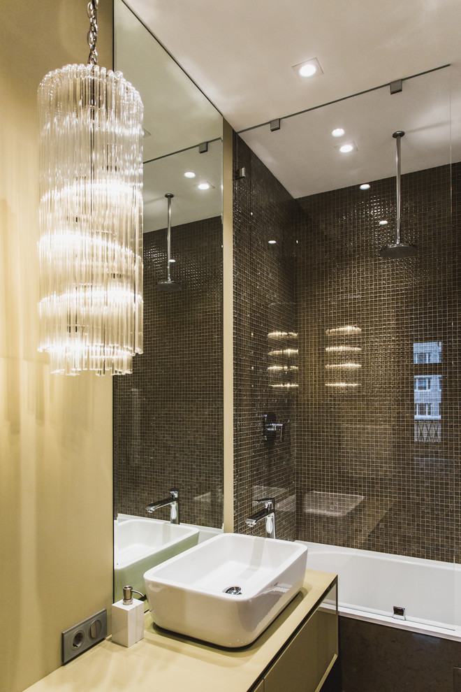 Inredning av ett modernt en-suite badrum, med släta luckor, beige skåp, ett badkar i en alkov, en dusch/badkar-kombination, brun kakel, mosaik, beige väggar och ett fristående handfat