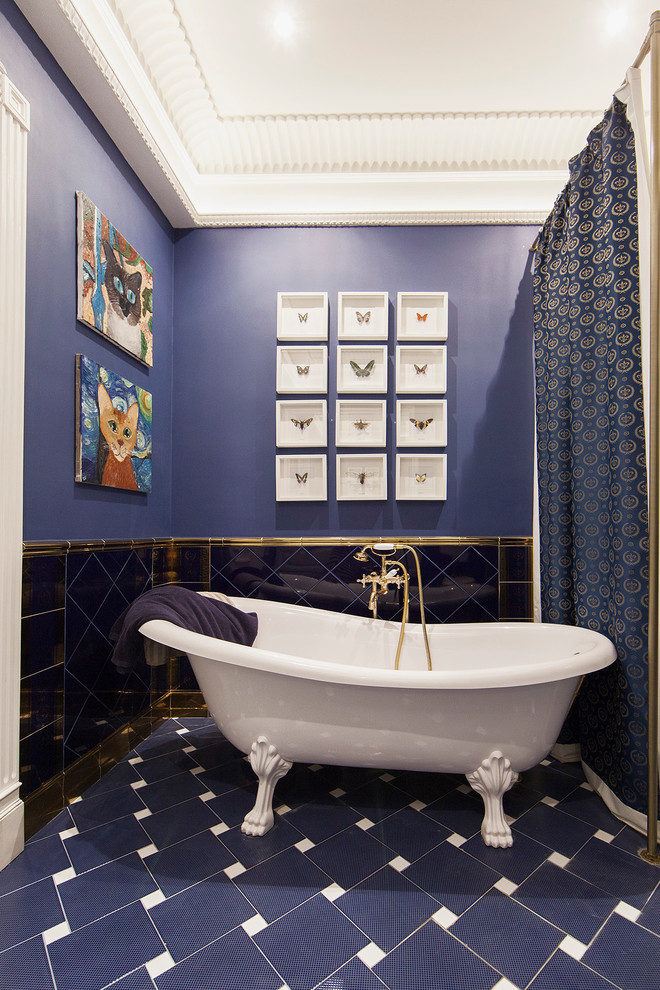 Ejemplo de cuarto de baño principal clásico con bañera con patas, ducha esquinera, baldosas y/o azulejos azules y paredes azules