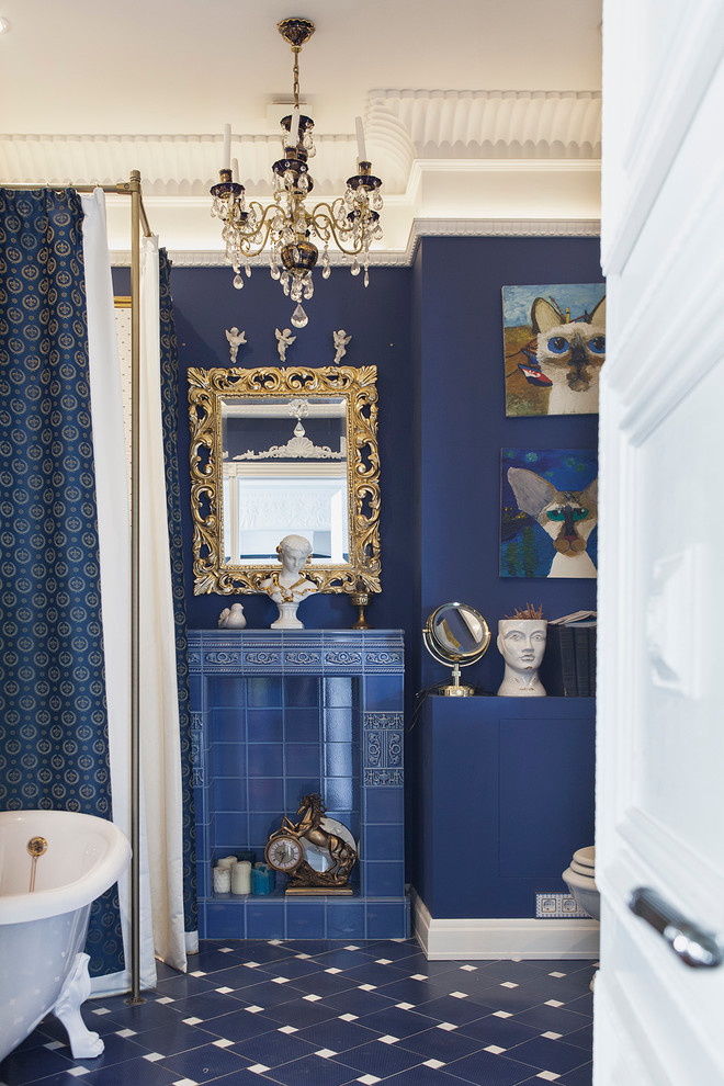 Пример оригинального дизайна: ванная комната в классическом стиле с ванной на ножках и угловым душем