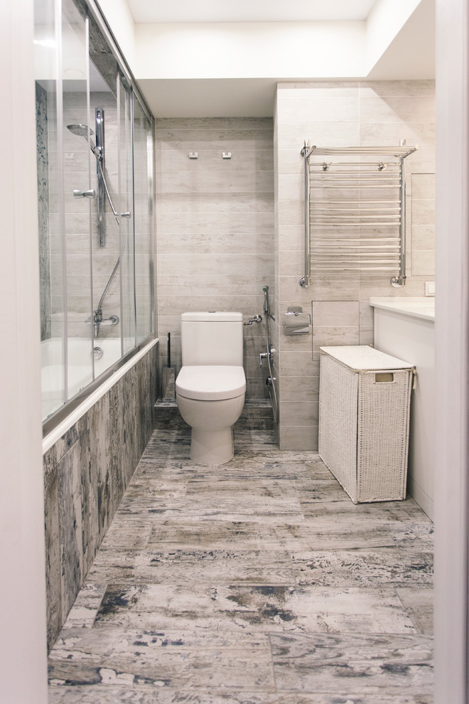Ispirazione per una stanza da bagno padronale stile marino con vasca ad alcova, vasca/doccia, WC a due pezzi e pareti beige