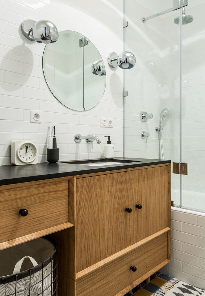 Idéer för ett modernt en-suite badrum, med luckor med profilerade fronter, skåp i mellenmörkt trä, ett badkar i en alkov, en dusch/badkar-kombination, vit kakel och ett undermonterad handfat