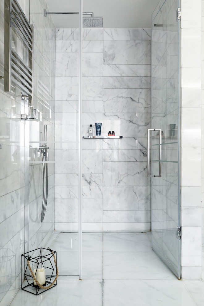 Immagine di una stanza da bagno con doccia contemporanea con doccia alcova, piastrelle bianche, piastrelle di marmo, pavimento in marmo, pavimento bianco e porta doccia a battente