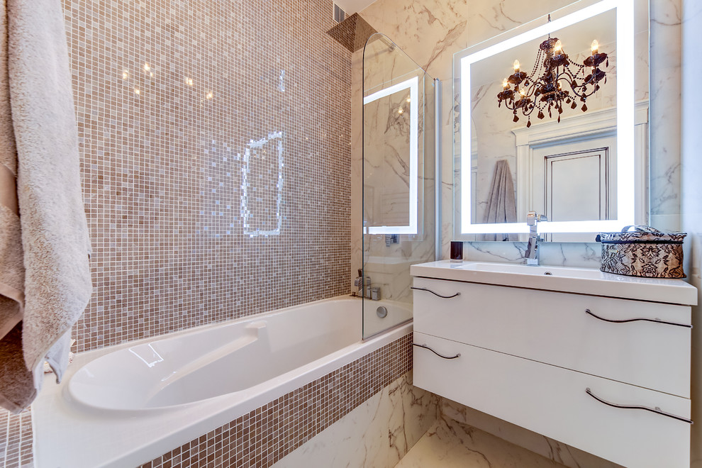 Modernes Badezimmer En Suite mit flächenbündigen Schrankfronten, weißen Schränken, Duschbadewanne, beigen Fliesen, Mosaikfliesen, integriertem Waschbecken und offener Dusche in Orlando