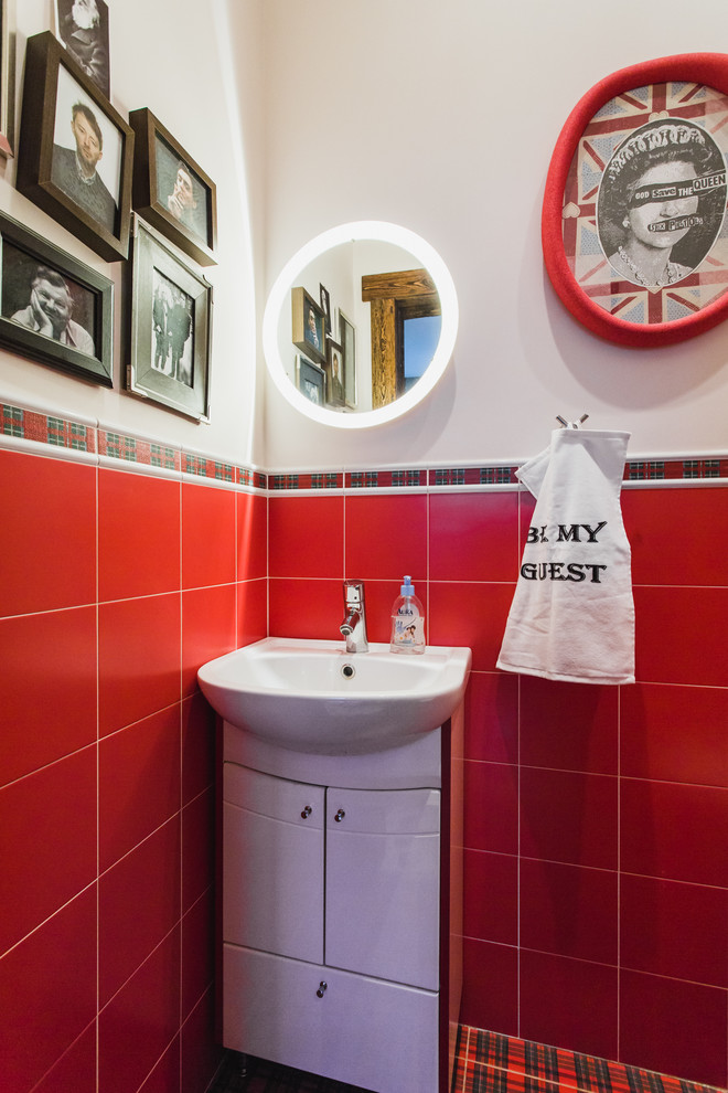 Cette photo montre une salle de bain tendance avec un placard à porte plane, des portes de placard blanches, un carrelage rouge, un mur blanc et un lavabo posé.