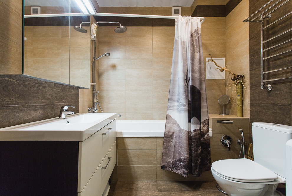 На фото: главная ванная комната среднего размера в современном стиле с плоскими фасадами, бежевыми фасадами, раздельным унитазом, бежевой плиткой, коричневой плиткой, коричневыми стенами и монолитной раковиной с