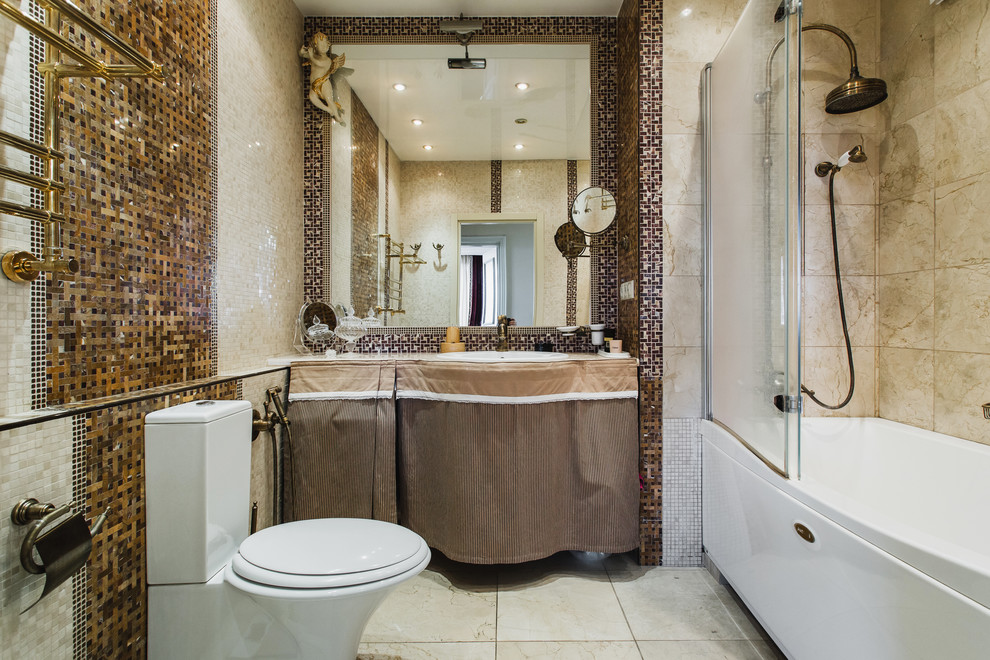 Foto di una stanza da bagno padronale minimal di medie dimensioni con piastrelle beige, piastrelle marroni, lavabo da incasso, vasca/doccia, ante marroni, vasca ad alcova e WC a due pezzi
