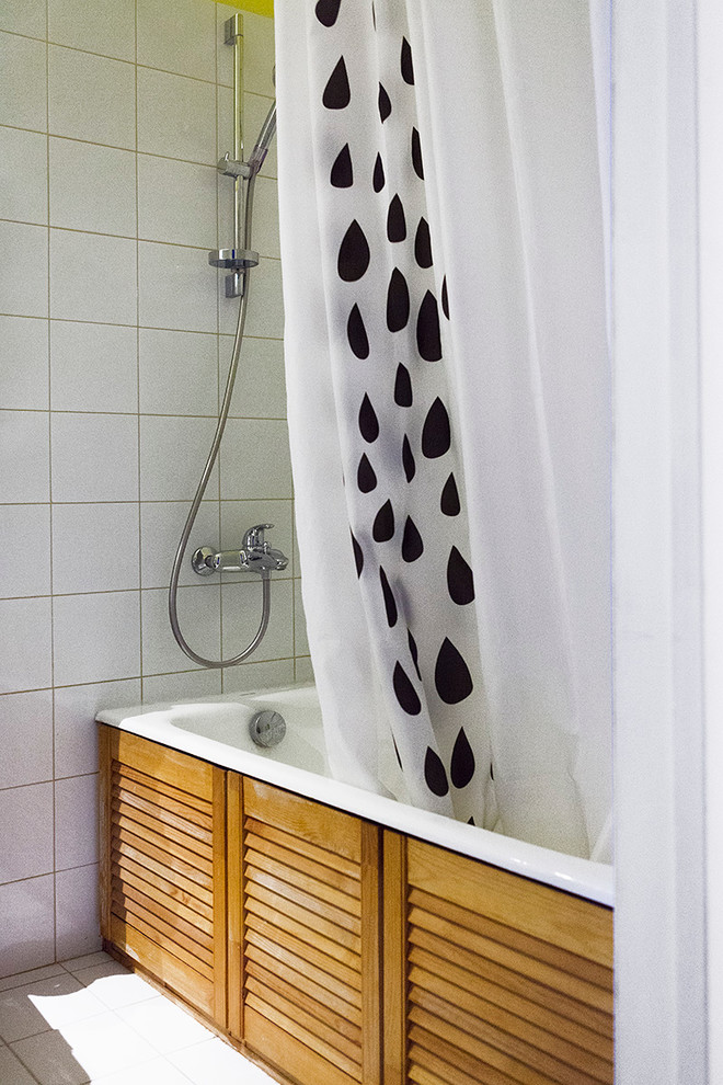 Свежая идея для дизайна: ванная комната в современном стиле с ванной в нише, душем над ванной, белой плиткой и шторкой для ванной - отличное фото интерьера