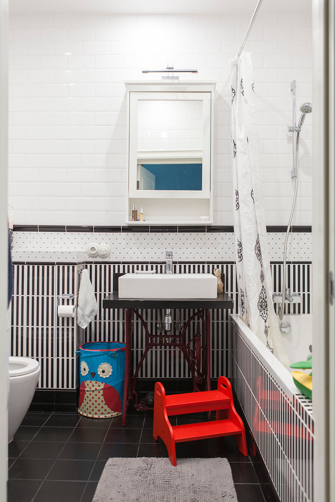 Bild på ett funkis badrum, med öppna hyllor, en dusch/badkar-kombination, vit kakel, svart och vit kakel, ett fristående handfat och dusch med duschdraperi