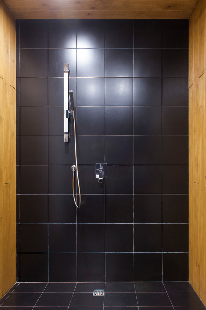 Modernes Duschbad mit schwarzen Fliesen und bodengleicher Dusche in Moskau