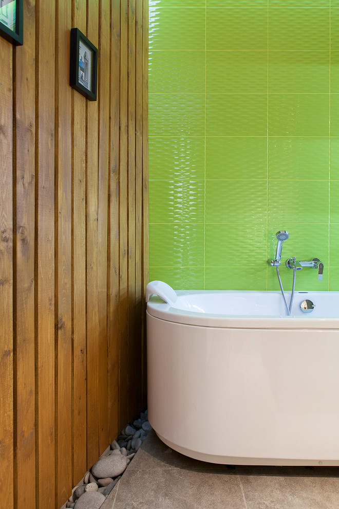 Immagine di una stanza da bagno padronale design con vasca freestanding, piastrelle verdi e pareti marroni