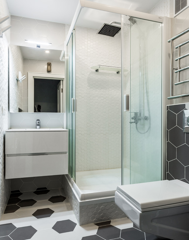 Пример оригинального дизайна: ванная комната в современном стиле с плоскими фасадами, белыми фасадами, угловым душем, раздельным унитазом, душевой кабиной, разноцветным полом и душем с раздвижными дверями