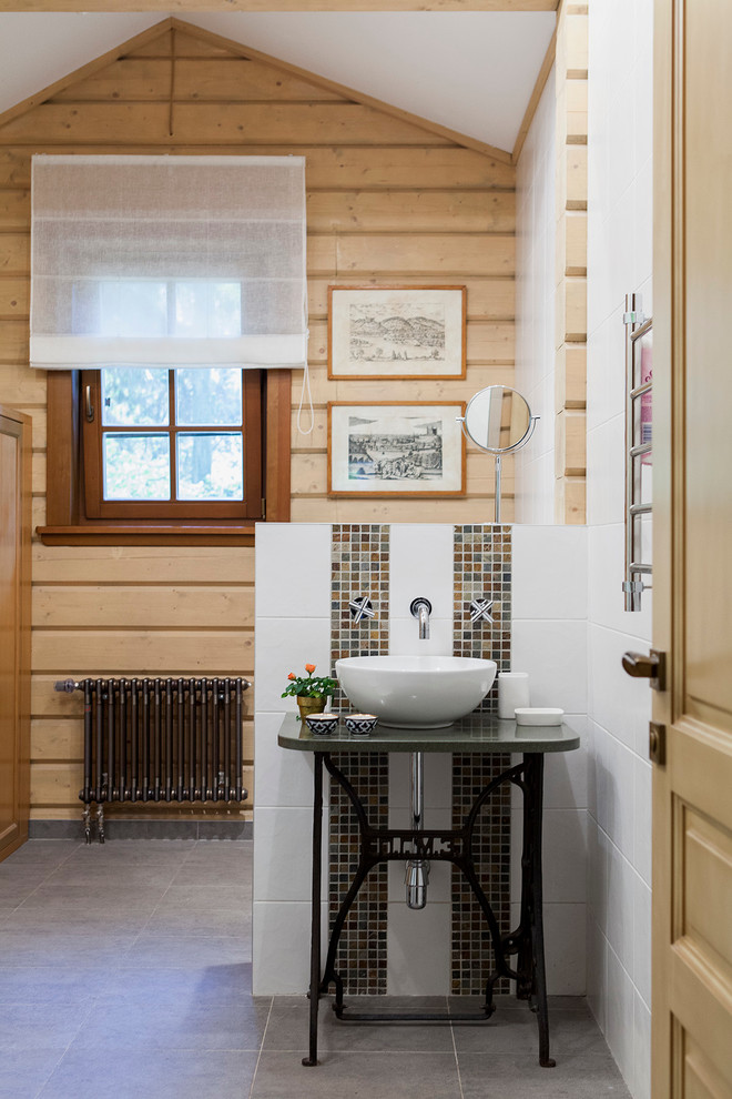 На фото: ванная комната в стиле кантри с белой плиткой, коричневыми стенами, настольной раковиной и серым полом с