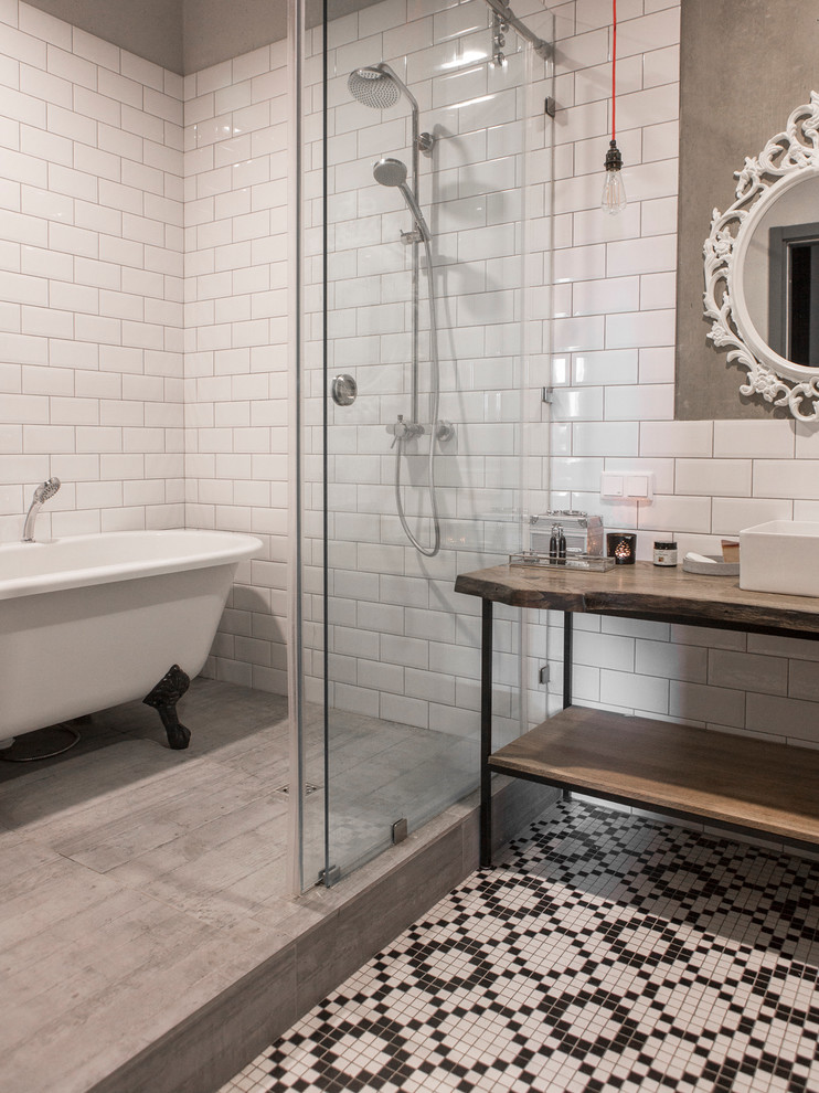 Exempel på ett industriellt brun brunt en-suite badrum, med öppna hyllor, ett badkar med tassar, våtrum, vit kakel, tunnelbanekakel, grå väggar, ett fristående handfat, träbänkskiva, mosaikgolv och dusch med skjutdörr