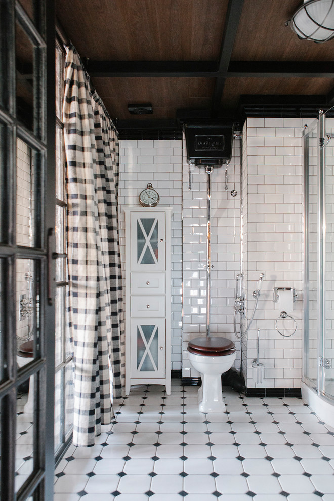 Modelo de cuarto de baño urbano con sanitario de dos piezas, baldosas y/o azulejos blancos, baldosas y/o azulejos de cemento, aseo y ducha, suelo blanco y ducha con puerta con bisagras