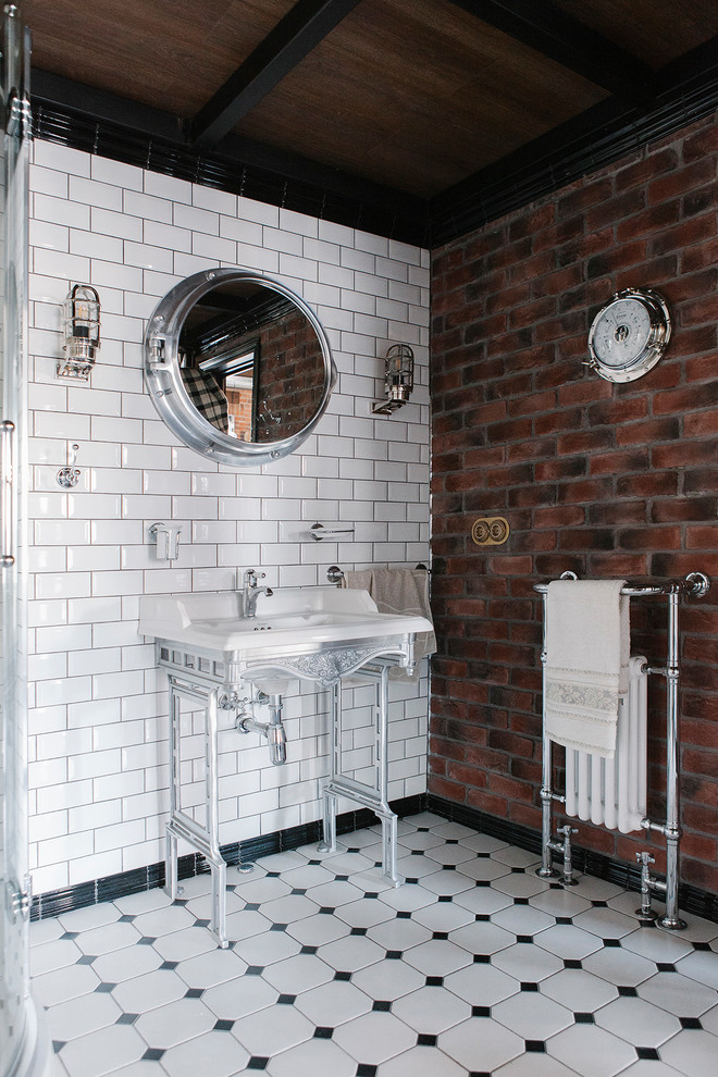 Foto på ett industriellt badrum, med vit kakel, tunnelbanekakel, bruna väggar, ett konsol handfat och vitt golv