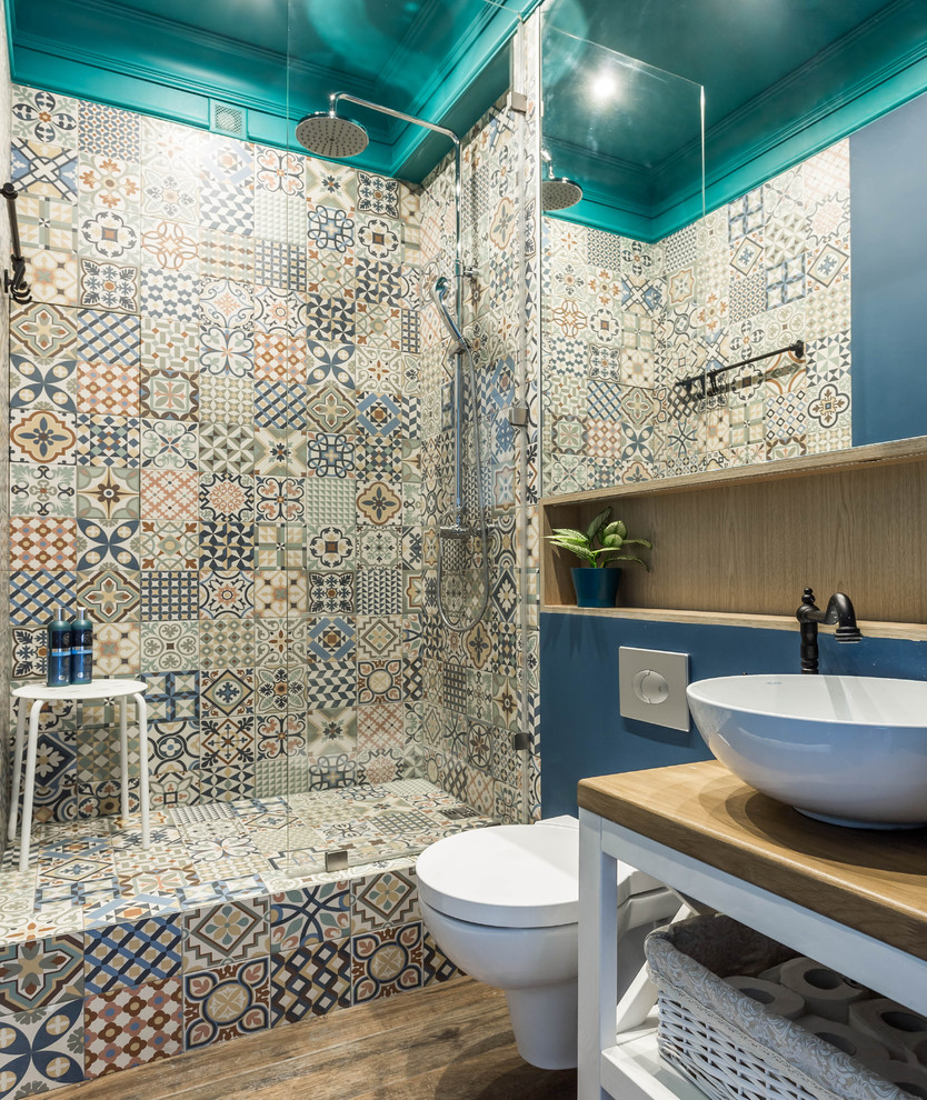 Источник вдохновения для домашнего уюта: ванная комната в современном стиле с открытыми фасадами, душем в нише, раздельным унитазом, разноцветной плиткой, синими стенами, душевой кабиной, настольной раковиной и коричневым полом
