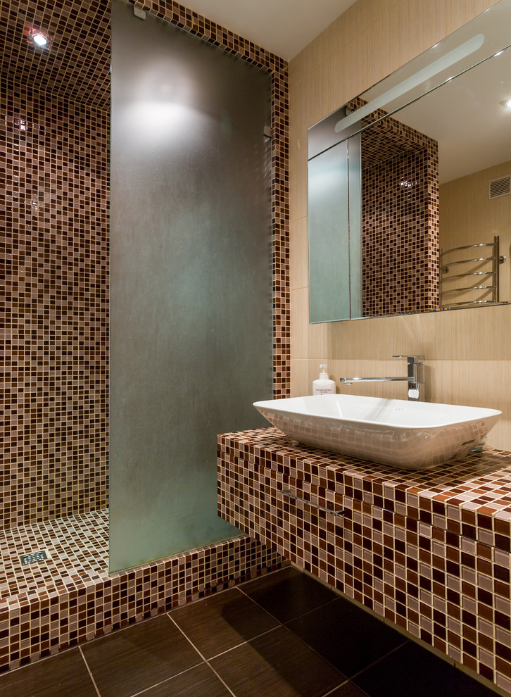 Modernes Duschbad mit Duschnische, beigen Fliesen, braunen Fliesen, Mosaikfliesen, Aufsatzwaschbecken, gefliestem Waschtisch und offener Dusche in Moskau