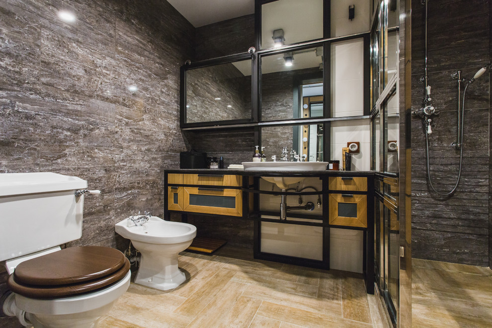 Diseño de cuarto de baño industrial con armarios con paneles empotrados, ducha empotrada, sanitario de dos piezas, baldosas y/o azulejos grises y aseo y ducha