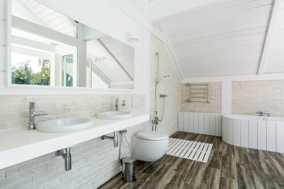 Idéer för funkis en-suite badrum, med en öppen dusch, vita väggar, ett nedsänkt handfat, en vägghängd toalettstol och med dusch som är öppen