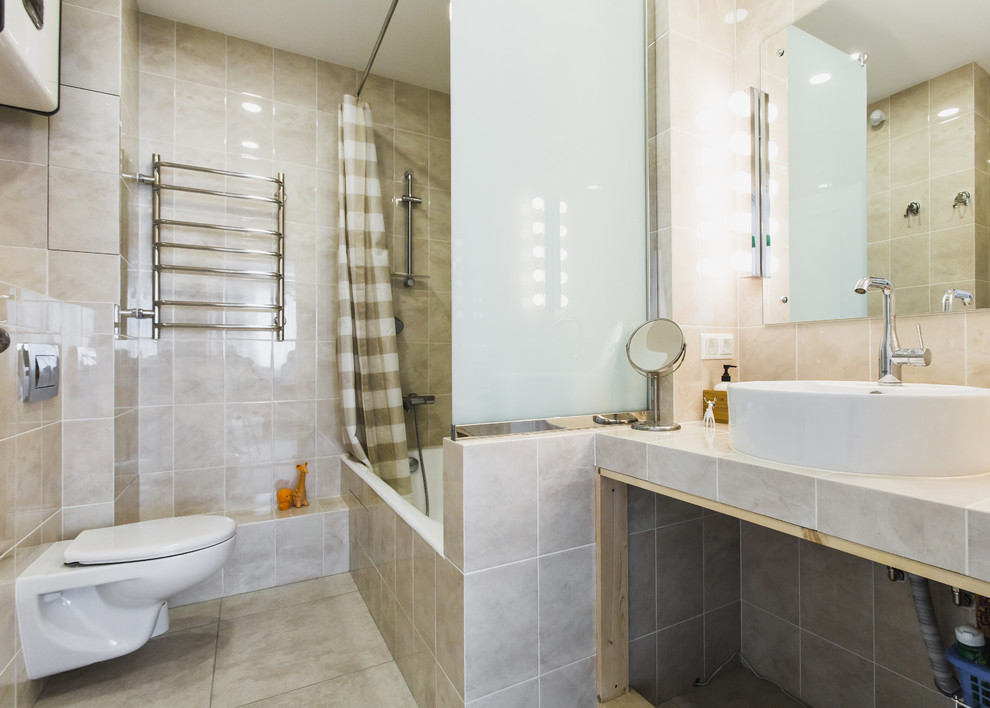 Idée de décoration pour une salle de bain principale design avec une baignoire en alcôve, WC suspendus, un carrelage beige, une vasque et une cabine de douche avec un rideau.