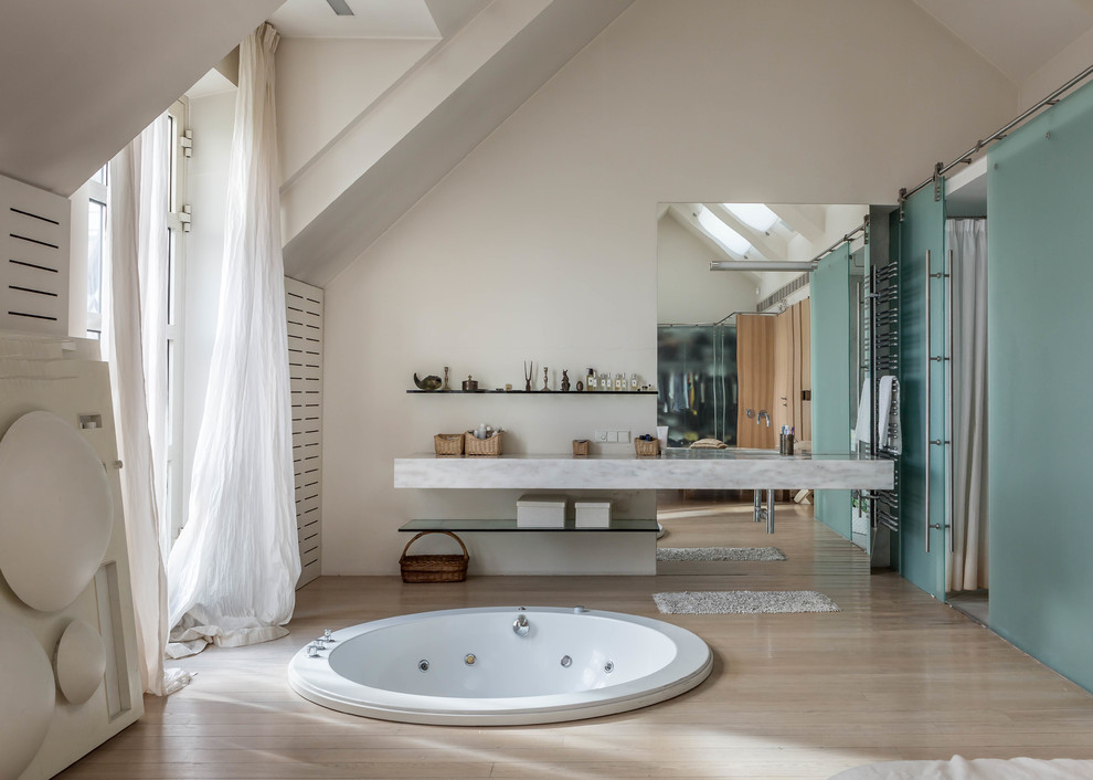 Foto di una stanza da bagno padronale design con vasca idromassaggio, doccia alcova, pareti bianche e pavimento beige