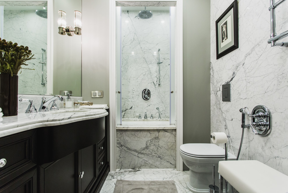 Imagen de cuarto de baño principal tradicional pequeño con bañera empotrada, paredes blancas, suelo de mármol, lavabo bajoencimera y sanitario de una pieza