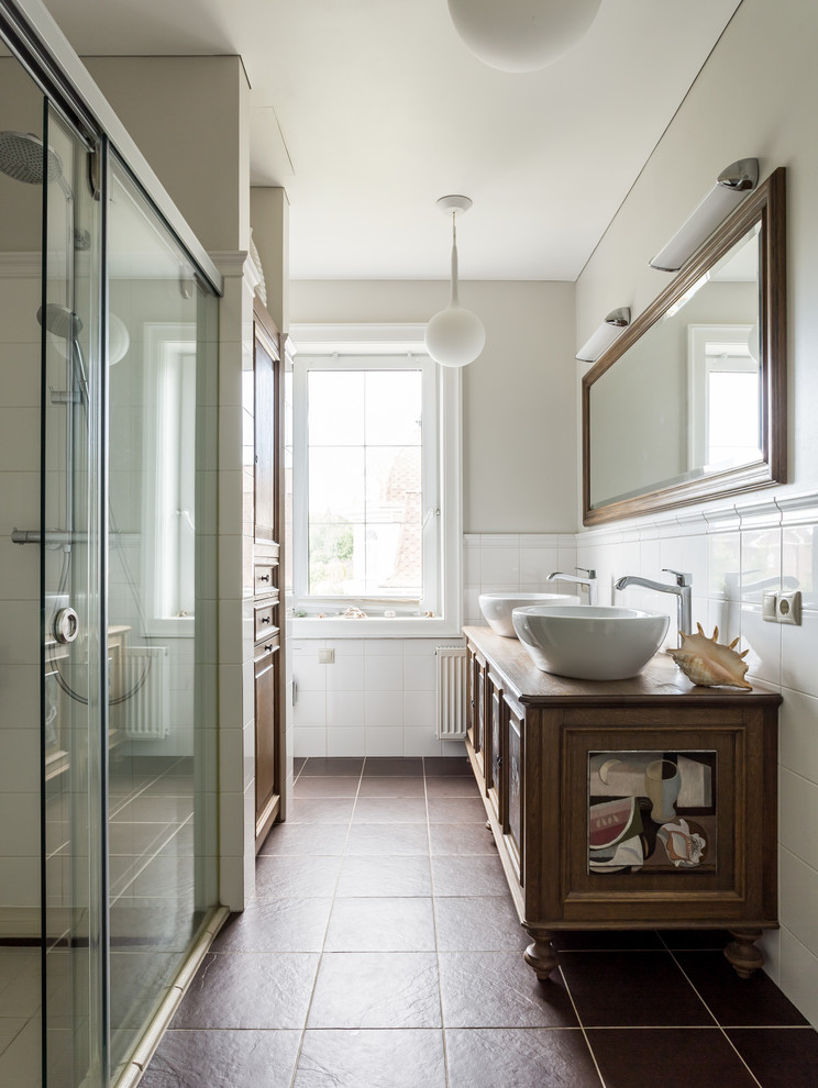 Свежая идея для дизайна: ванная комната в стиле неоклассика (современная классика) с белой плиткой и настольной раковиной - отличное фото интерьера