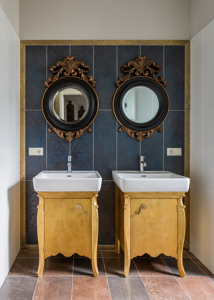 На фото: ванная комната в классическом стиле с плоскими фасадами, желтыми фасадами, синей плиткой и белой плиткой