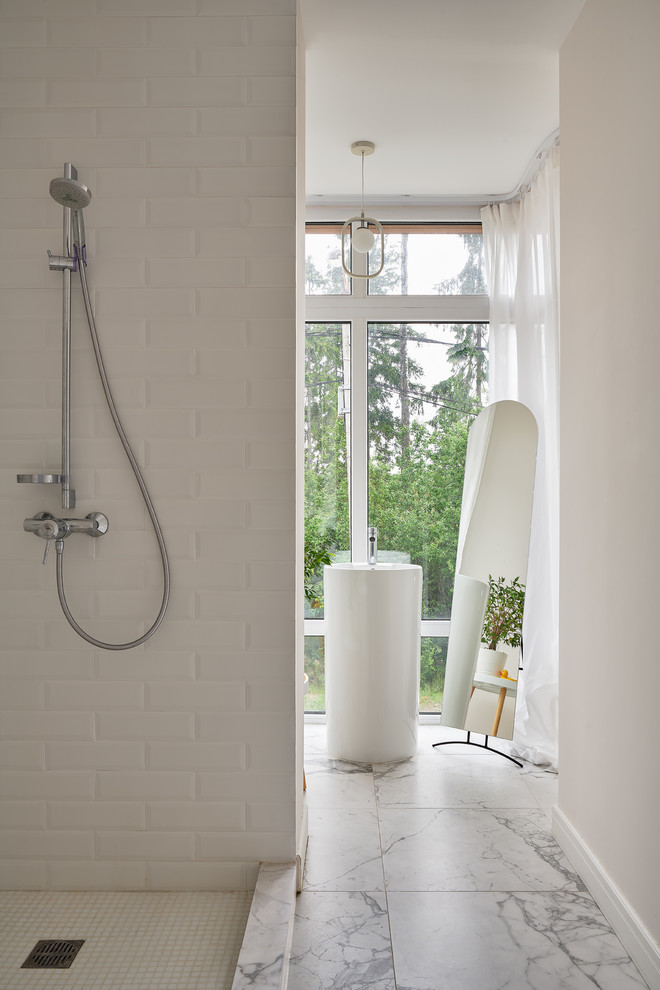 Esempio di una stanza da bagno con doccia minimal con doccia ad angolo, piastrelle bianche, pareti bianche, lavabo a colonna, pavimento bianco e doccia aperta