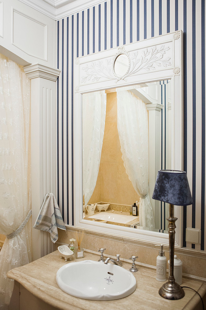 Пример оригинального дизайна: ванная комната в классическом стиле с накладной раковиной и шторкой для ванной