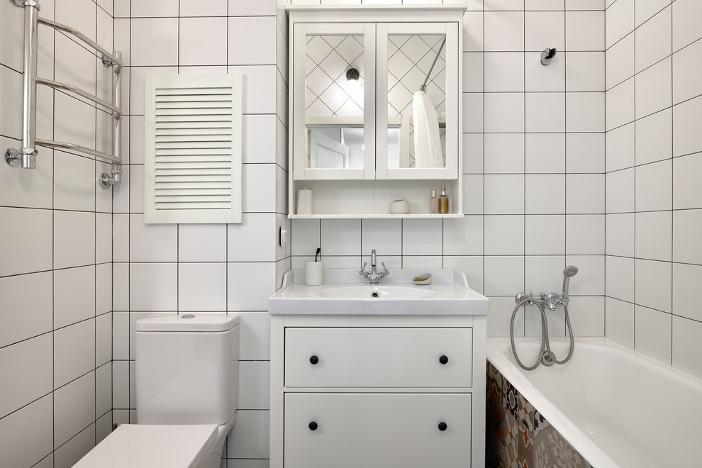Идея дизайна: ванная комната в скандинавском стиле с акцентной стеной